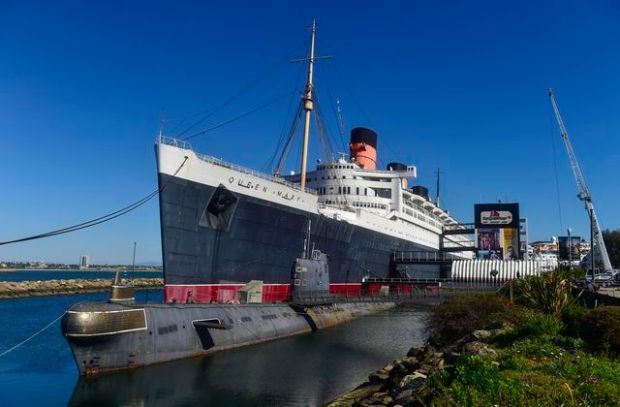 El submarino “Scorpion”, junto al Queen Mary. Su avanzado deterioro no solo amenaza dañar el casco de la nave, sino que se considera un peligro ambiental.