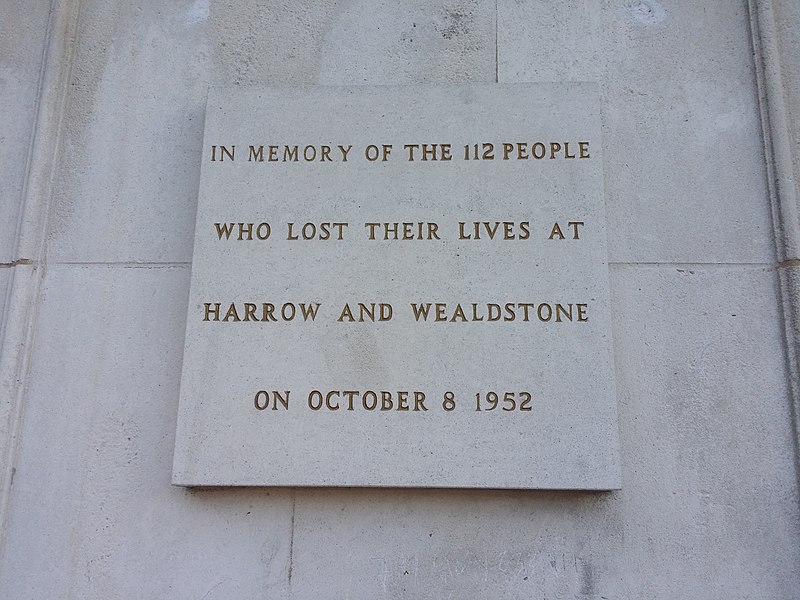 Distrito londinense de Harrow.” “En memoria de las 112 personas que perdieron la vida en el accidente ferroviario de Wealdstone el 8 de octubre de 1952. Develado el 8 de octubre de 1997, el 45º aniversario del peor desastre ferroviario de Gran Bretaña en tiempos de paz, por el alcalde de Harrow, el concejal Keith Toms.”