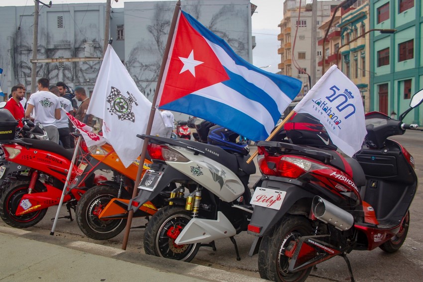Motos eléctricas despiertan La Habana