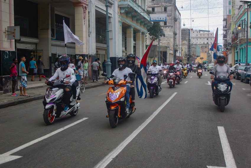 Motos eléctricas despiertan La Habana