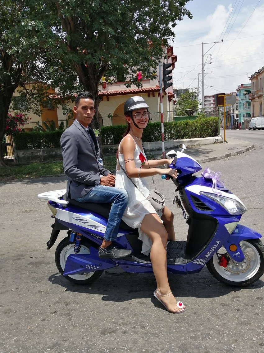 Leduán Rodríguez Delgado en su moto eléctrica