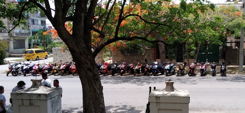 Moto Eléctrica Cuba presente en la boda