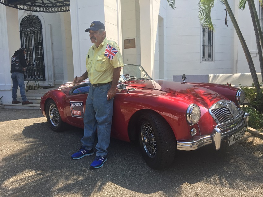 Caravana de autos britanicos en la habana