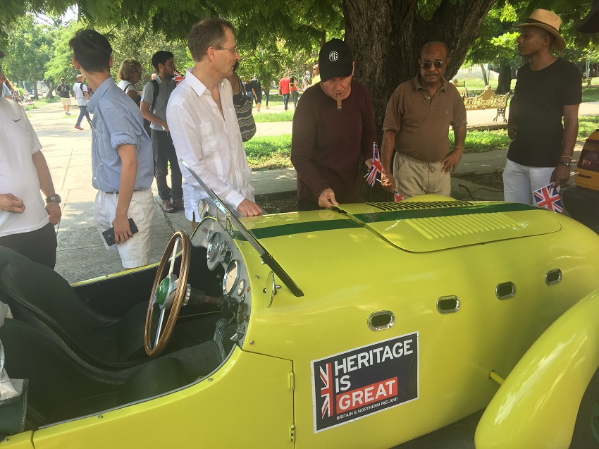 Caravana de autos britanicos en la habana