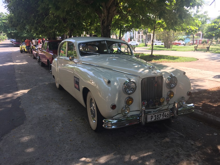 Caravana de autos britanicos en la habana