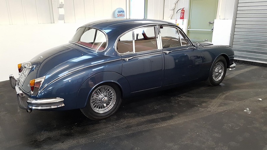 Jaguar-MK2 3.8 Overdrive azul en un parqueo