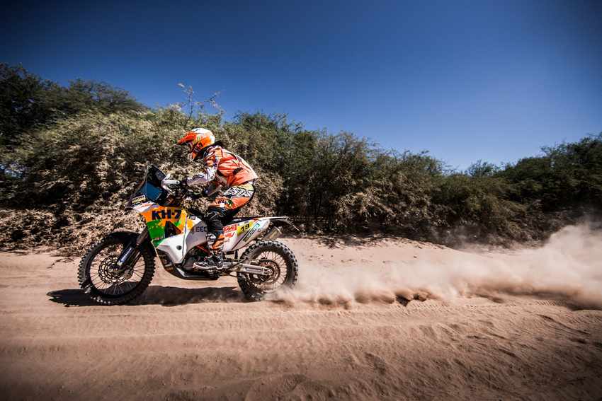 Laia Sanz realizando una prueba en el desierto