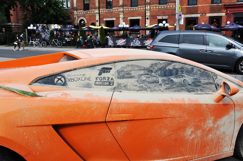 Scott Wade y sus obras en un lamborghini amarillo