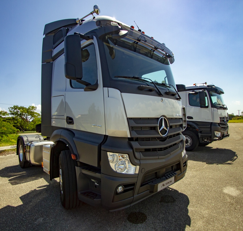 Camión ACTROS 4 de Mercedes-Benz, atras el AROCS 