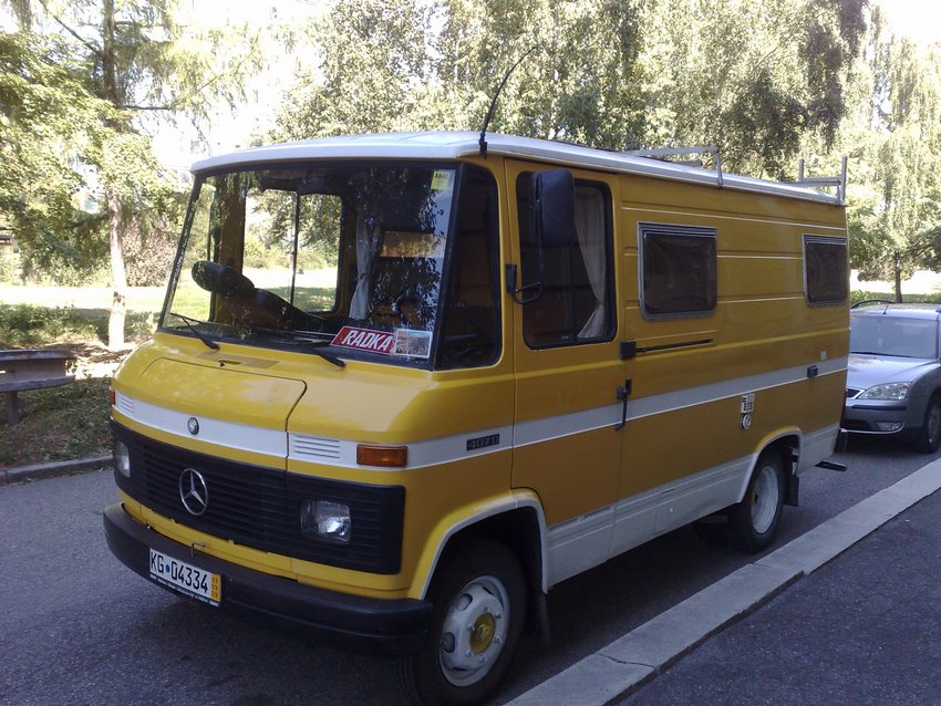 Mercedes-Benz T2 vista lateral en un parqueo