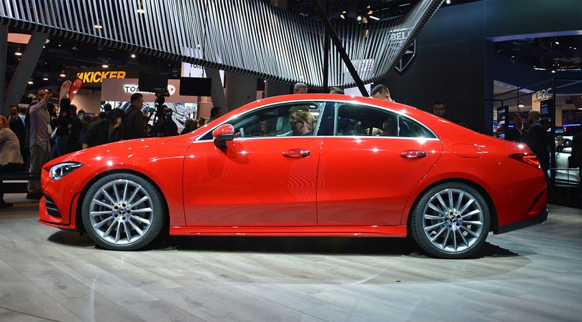 Mercedes-Benz CLA vista lateral rojo presentado en el CES Las Vegas 2019