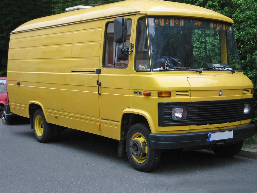 Mercedes-Benz T2 Amarillo vista lateral