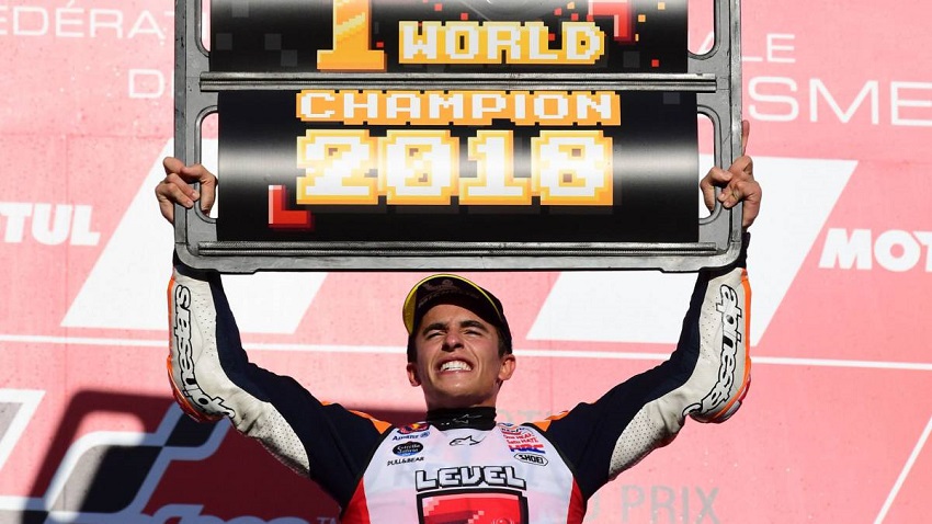 Marc Marquez levantando un cartel que dice que es el número 1 del 2018