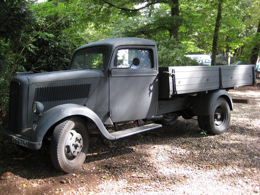 Opel Blitz en un bosque