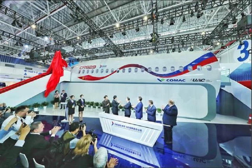 CEOs de UAC, COMAC y CRAIC realizaron la presentación de la muestra del CR-929