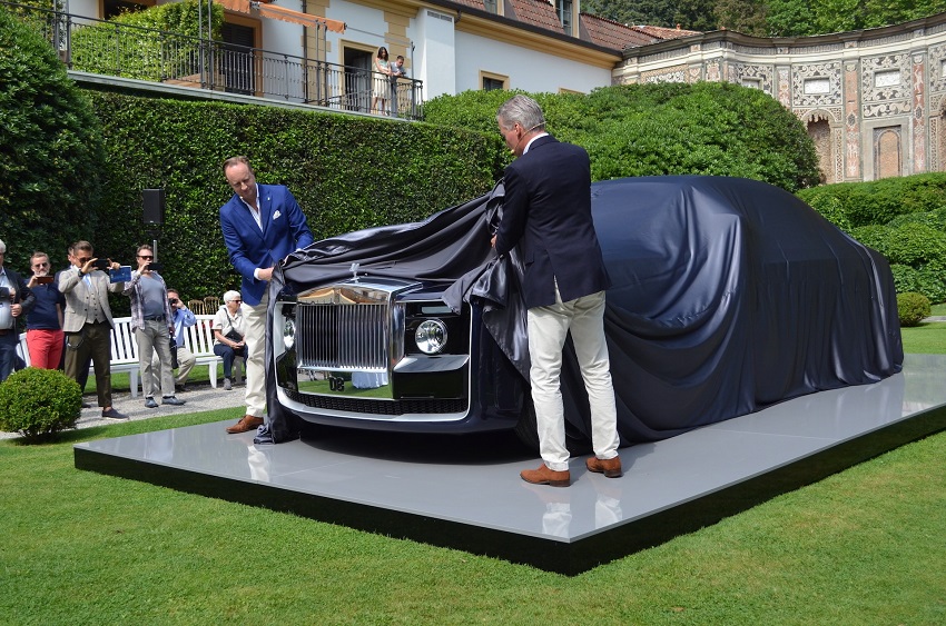 Auto Sweptail de Rolls Royce cubierto con lona