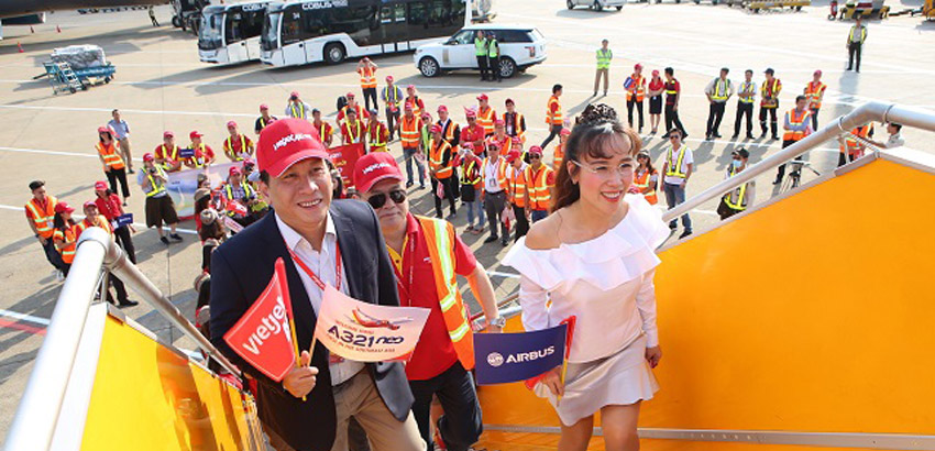 Directivos de VietJet Air, funcionarios gubernamentales y público participaron en el recibimiento de la nueva aeronave