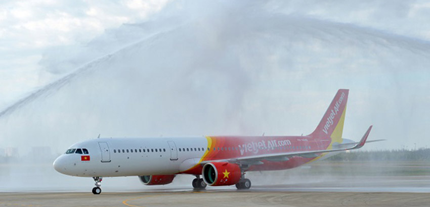 La nueva aeronave fue recibida con el tradicional arco de agua ya habitual en este tipo de evento