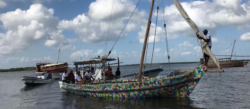 Flipflopi navegando por la costa de Lamu