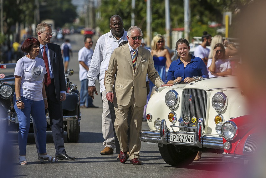 El Príncipe Carlos de Inglaterra observando el jaguar del Club de Autos Ingleses de La Habana