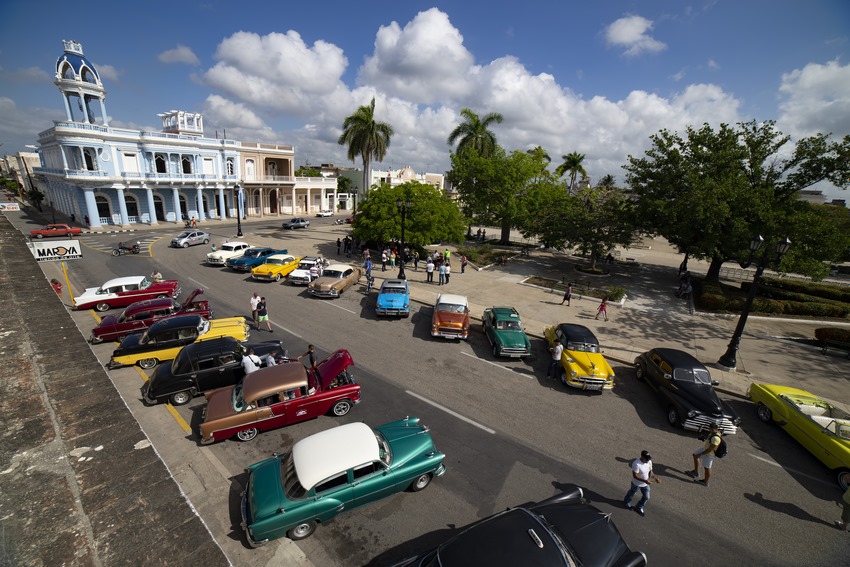 Los principales promotores fueron el Club de Autos Clásicos de Cienfuegos “Charangoneando” y el Proyecto Moto 100, que agrupa a los amantes de las modernas motocicletas japoneses en Cienfuegos