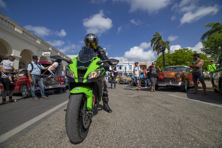 Club Moto 100 en el Parque Marti de Cienfuegos