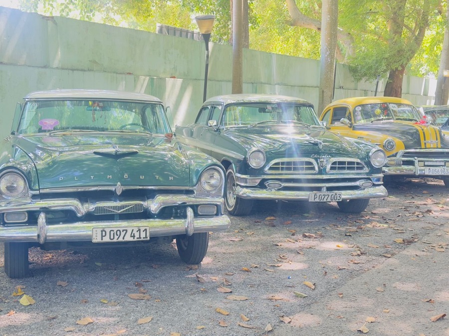 Reveló además que hace 35 años reside en La Habana, está jubilado y la primera vez que viajó a la Isla fue en 1990, por el “hobby” de las motos, y ya hoy posee cinco coches que ama con el alma, digase cuatro Ford (de 1928, 1930, 1939 y 1948) y un Pontiac.