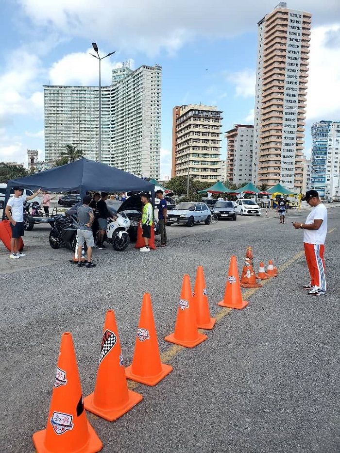 Desfile de autos y motos en el malecón habanero