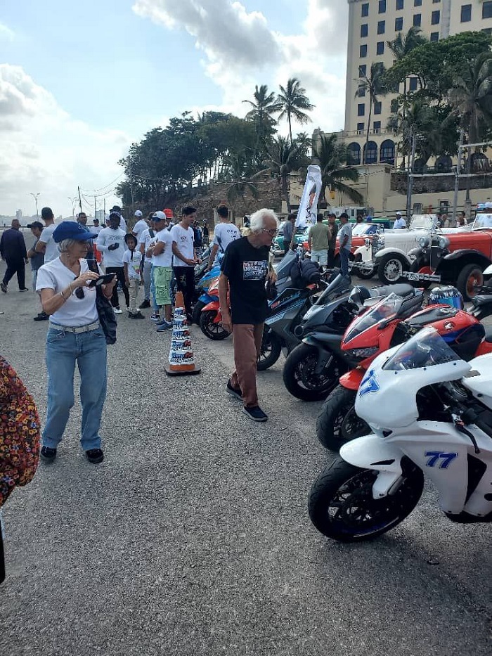 Desfile de autos y motos en el malecón habanero