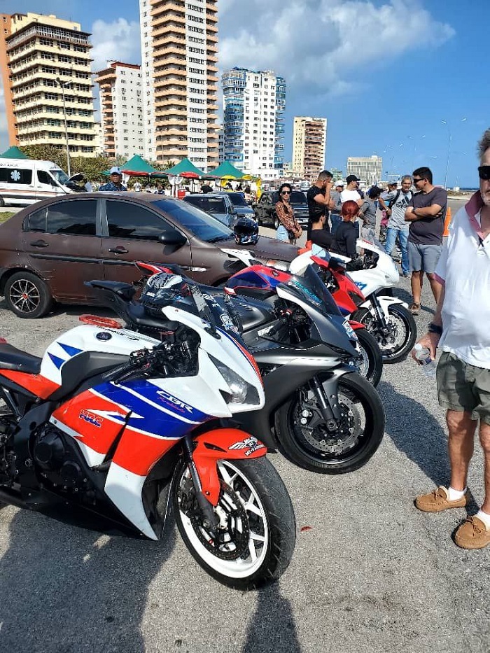 Desfile de autos y motos en el malecón habanero