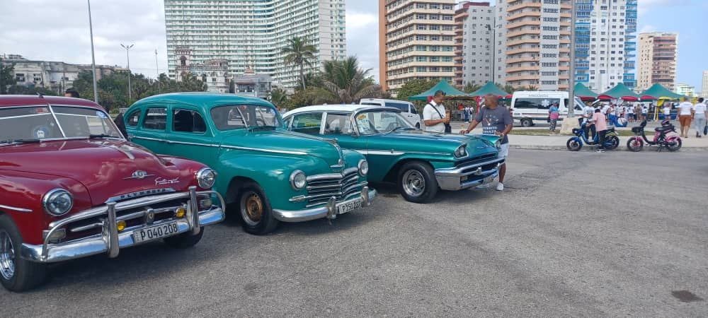 Desfile de autos y motos en el malecón habanero