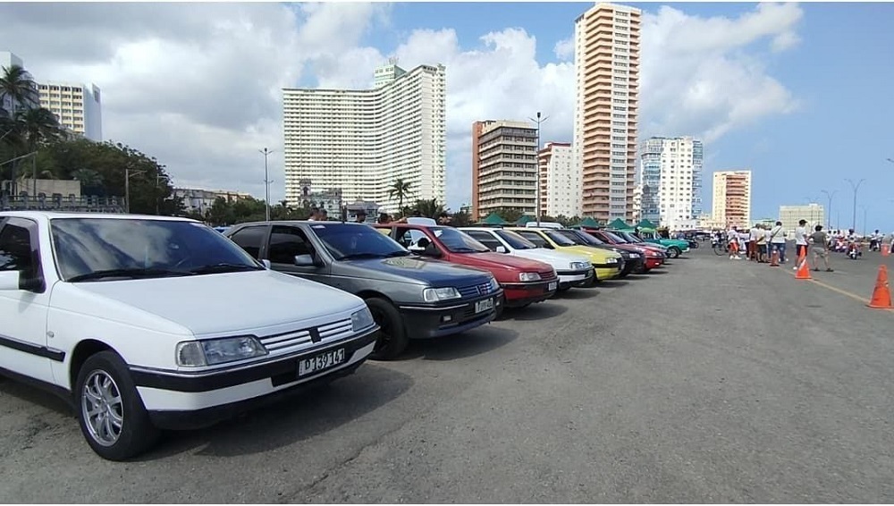 Desfile de autos y motos en el malecón habanero