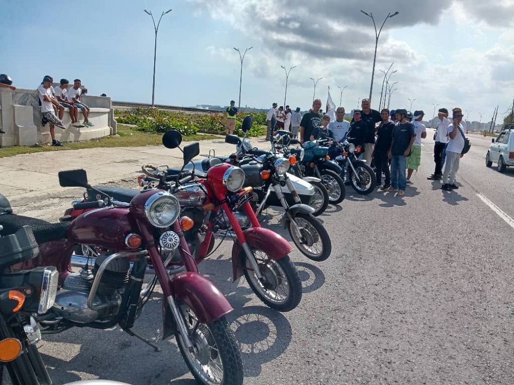 Desfile de autos y motos en el malecón habanero