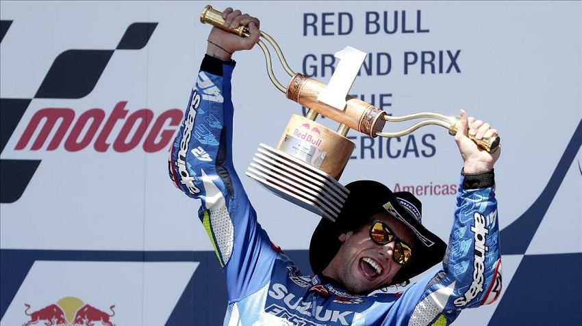 Alex Rins de Suzuki celebra su victoria en el GP de Austin 2019