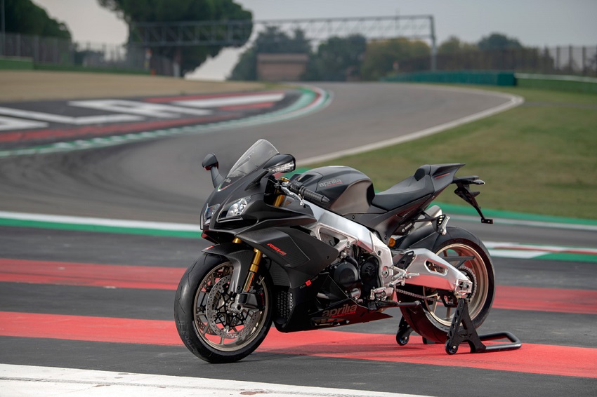 Aprilia RSV4 1100 en un circuito