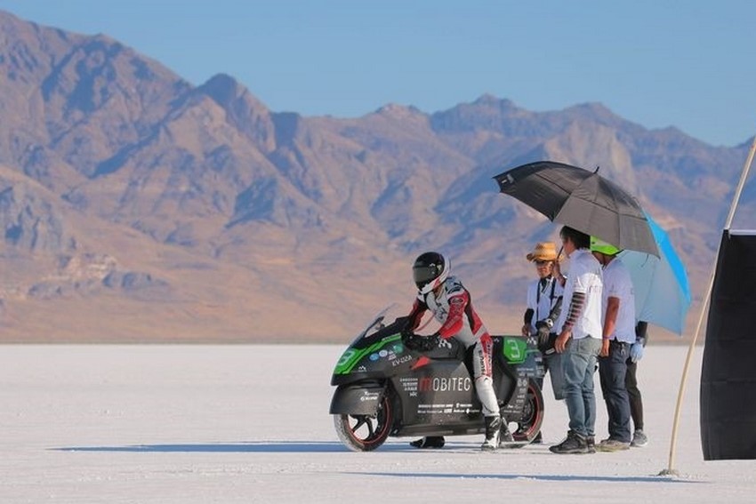 Tras varios años de intento, finalmente lo logran y el equipo Mobitec alcanza el récord de velocidad en moto eléctrica, una hazaña a más de 329 km/h.