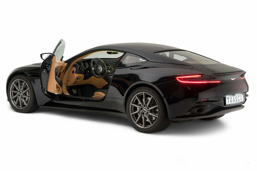 Aston Martin DB11 Blindado con la puerta abierta