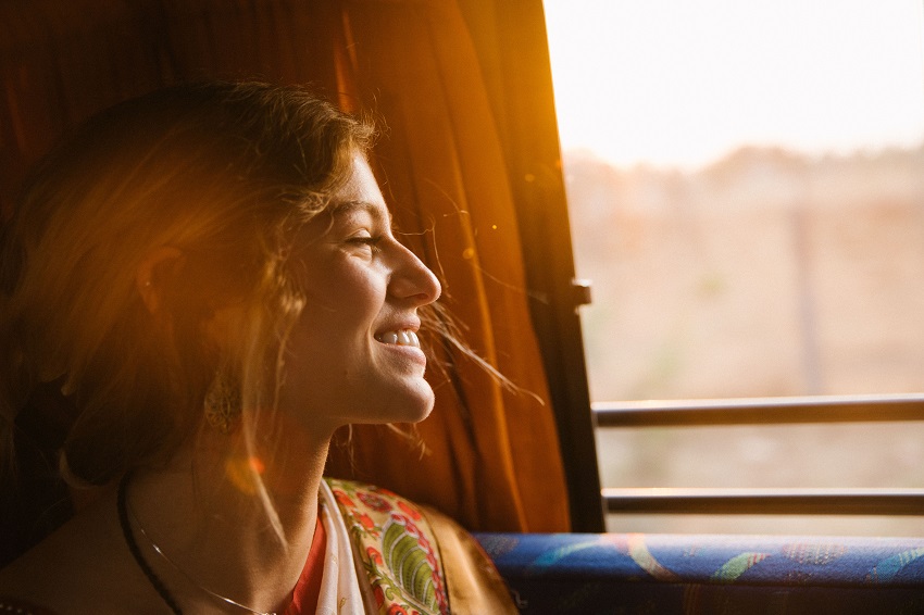 La guagua de la música, chica sonriendo en un autobus