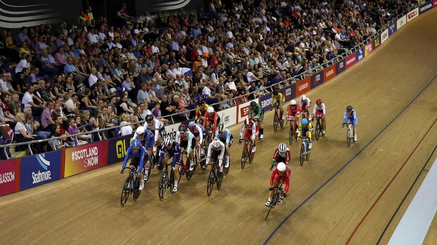 Ciclistas en una competencia de Ciclismo de Pista