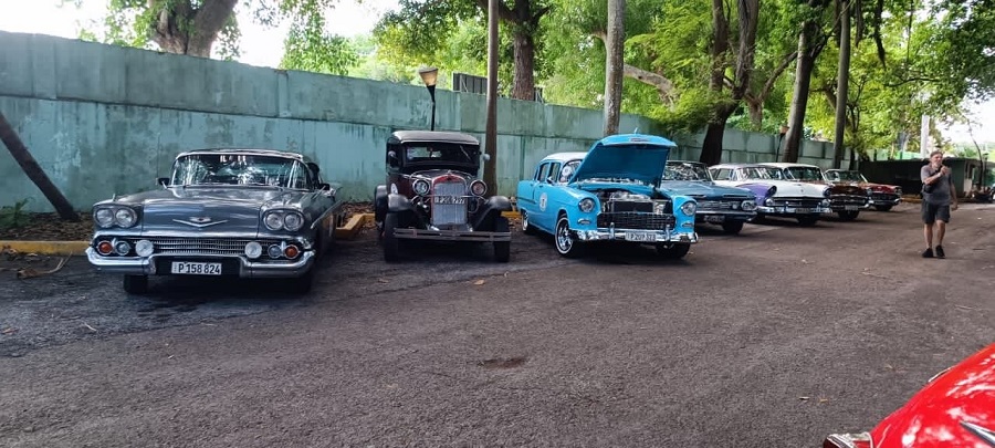 El rugir de motores en los Jardines del Cabaret Tropicana