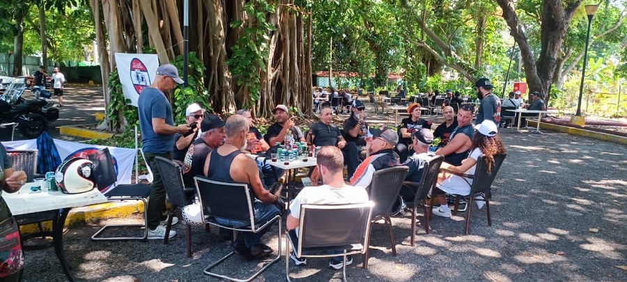 El rugir de motores en los Jardines del Cabaret Tropicana