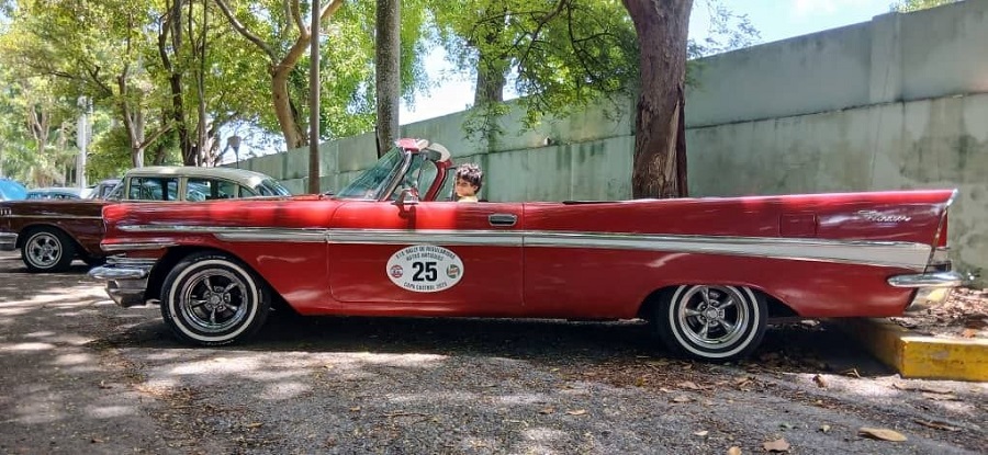 El rugir de motores en los Jardines del Cabaret Tropicana