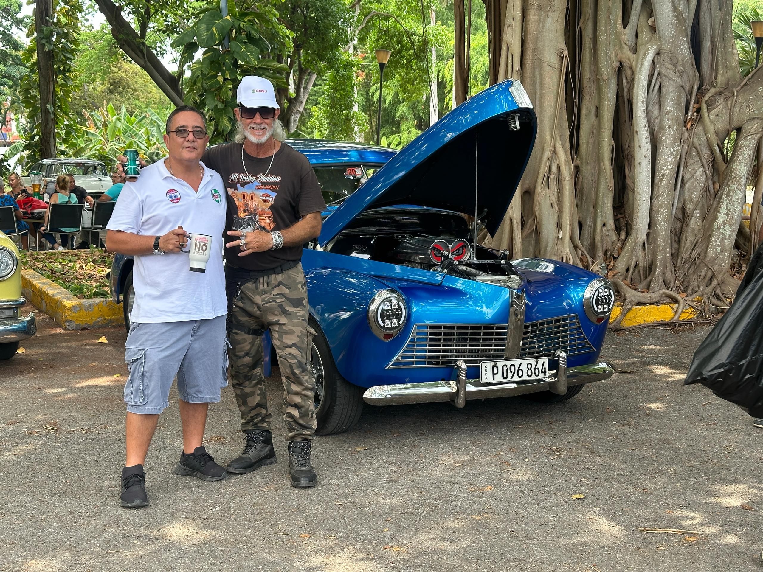 Celebran el Día de los Padres “A lo Cubano”