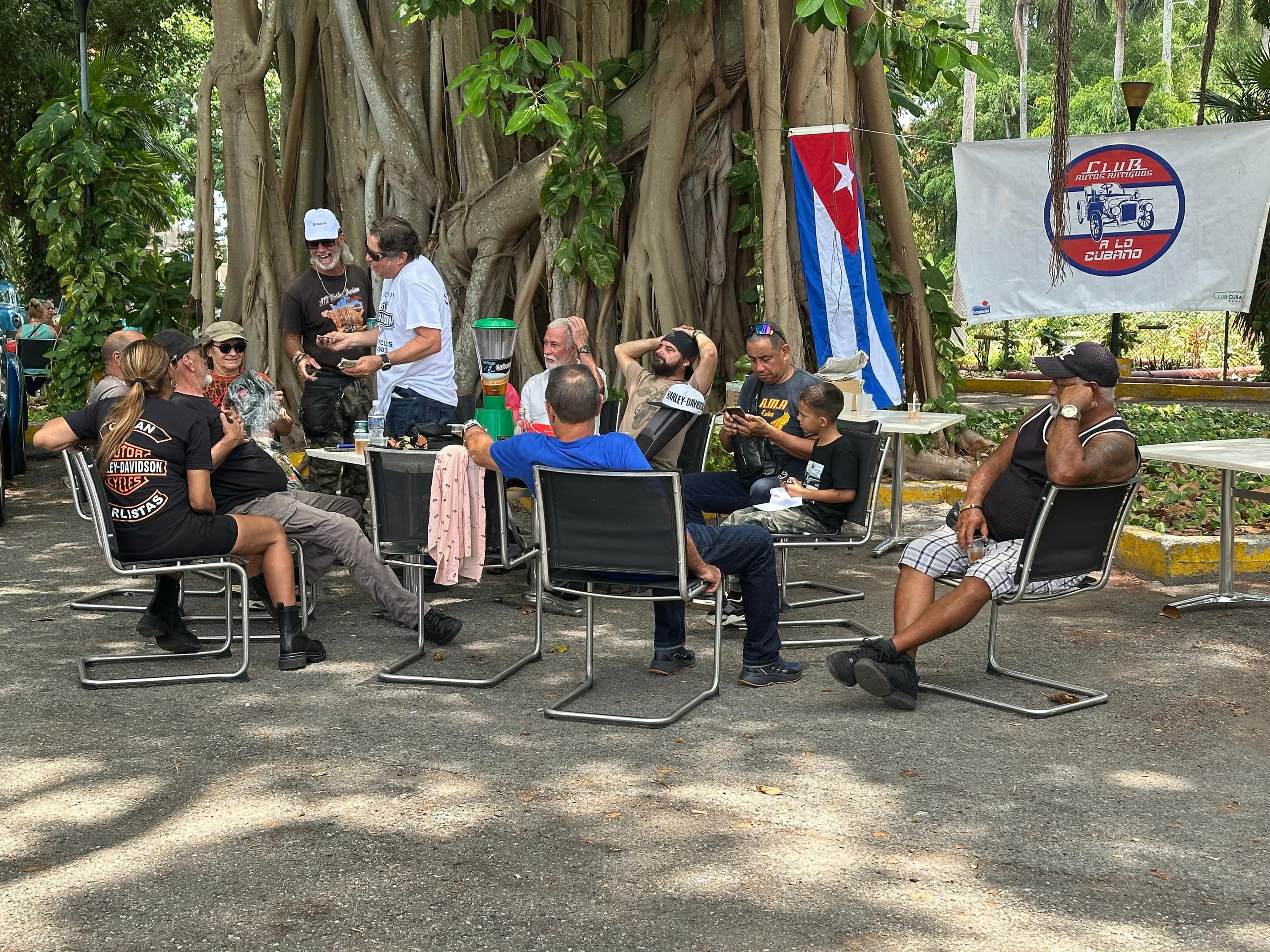 Celebran el Día de los Padres “A lo Cubano”