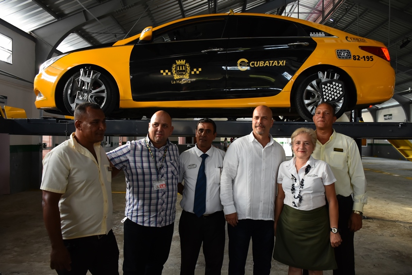 El director de Cubataxi Gerardo Hernandez en Motor Centro Hyundai