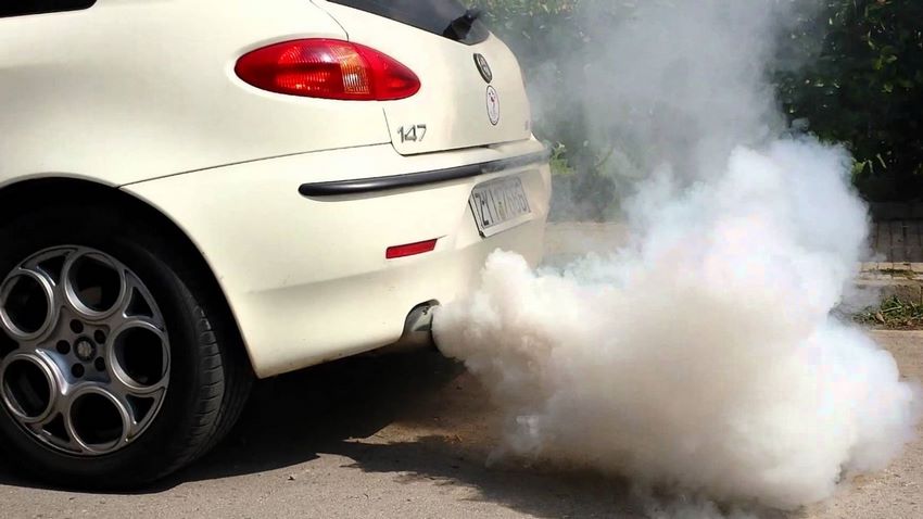 Humo Blanco saliendo del tubo de escape de un auto