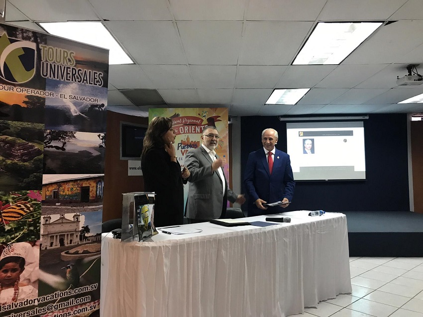 Firmando el acuerdo José Carlos de Santiago, presidente del Grupo Excelencias y Beatriz Flamenco, Directora de Tour Universales