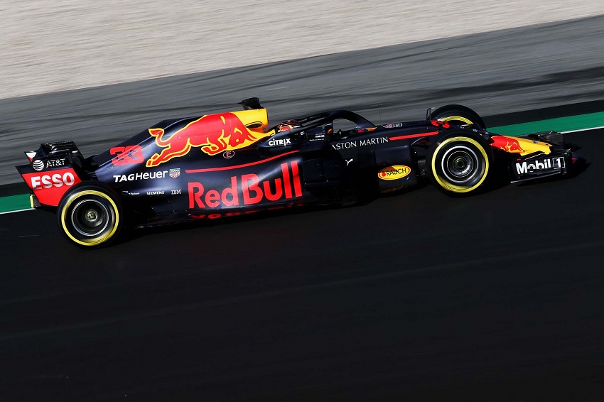 Verstappen con su coche de RedBull