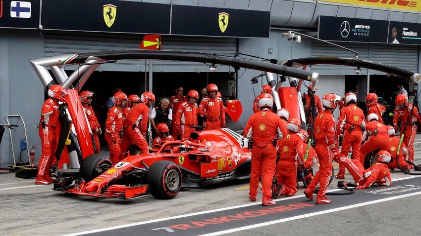 Equipo de Ferrari preparando a Vettel