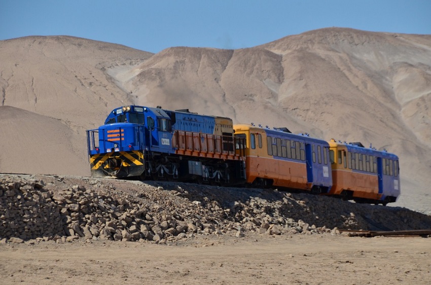 Tren por el altiplano andino chileno